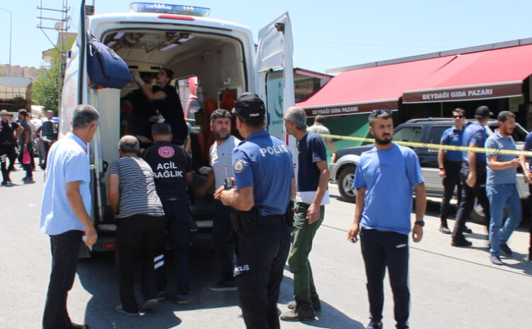 Polis önüne gelene ateş etti; annesini ve iki akrabasını öldürdü