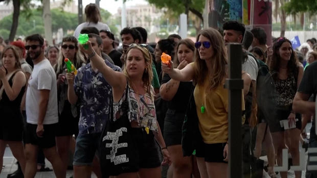 Barcelona da aşırı turizmden yaka silkti: Turistleri su sıkarak protesto ediyorlar