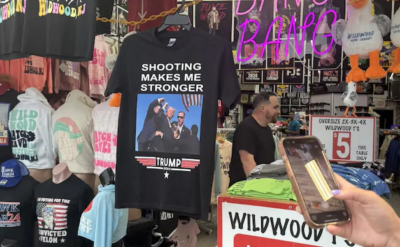 Kapitalizm böyle bir şey: Trump vurulduktan sadece 3 saat sonra, vurulma anı fotoğraflı tişörtler satılmaya başlanmıştı bile