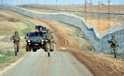 Suriye’de Türkiye karşıtı eylemler: Sınır kapıları kapatıldı, en az dört kişi öldü