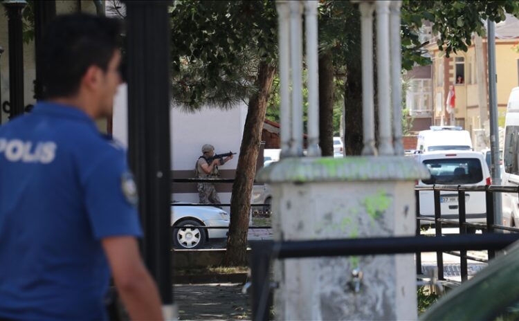 Cezaevi firarisi annesini rehin alıp ateş açtı, bir polis şehit oldu