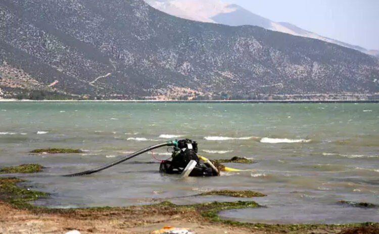 Zaten ölmekte olan Eğirdir Gölünden bir de kaçak su çekiyorlar