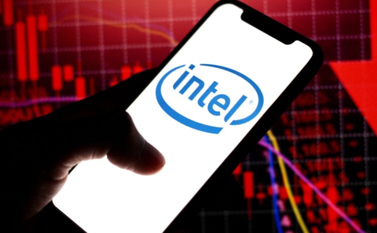 Intel, çalışanlarının yüzde 15'ini işten çıkaracağını açıklayınca hisseleri 50 yılın en büyük düşüşünü yaşadı