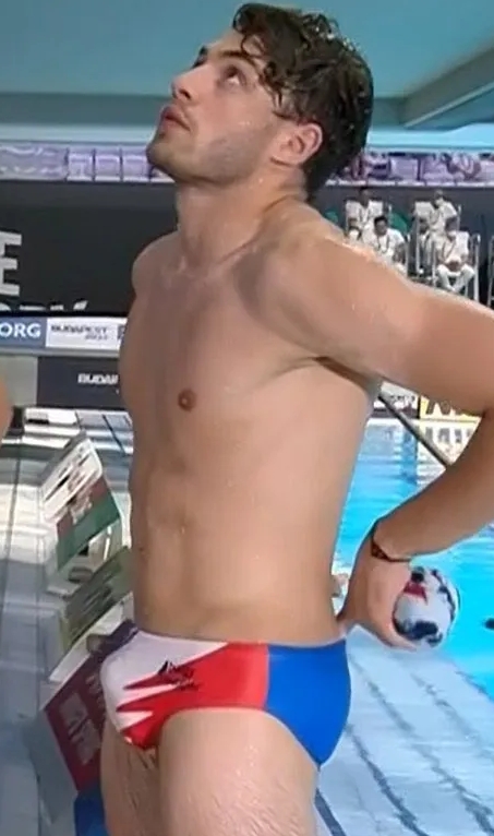 Kochada shahvoniy yalangoch qizlar