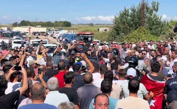 Bursa Karacabey'de çiftçilerin eylemine jandarma engeli: 'Hükümet istifa' sloganları atıldı