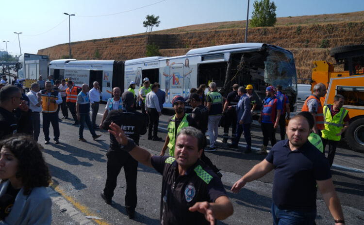 Günde bir milyon kişinin kullandığı metrobüs hattında kaza: Ölü ve yaralılar var, dört kişi gözaltında