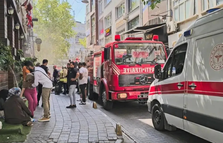 İstanbul'da altı katlı otelde yangın: Turistler itfaiye merdiveniyle tahliye edildi