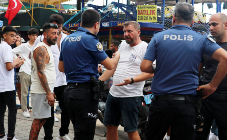 Tekneyi pala, bıçak ve sopalarla basıp önüne geleni yaraladılar