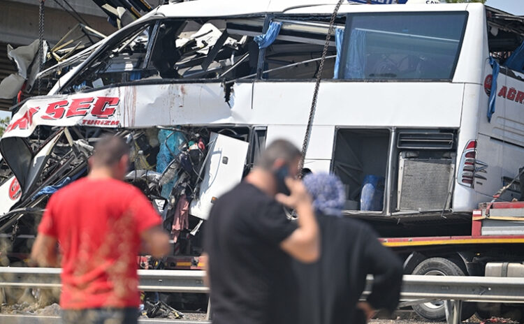 Köprü ayağındaki otobüs kazasında yaralanmışlardı: İki yolcu iki hafta sonra hayatını kaybetti