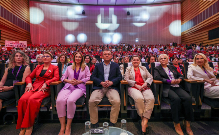 CHP Kadın Kolları yeni başkanını seçiyor: Üç aday yarıştan çekildi, Özgür Özel erkeklere çıkıştı