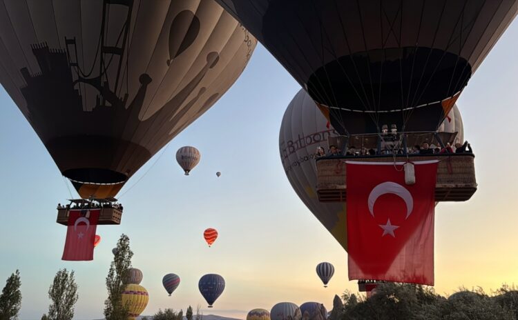 Kapadokya'da 30 Ağustos: Balonlar Türk bayraklarıyla uçtu