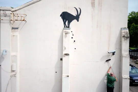 Banksy bu kez gizemli bir keçi çizimiyle Londra'da