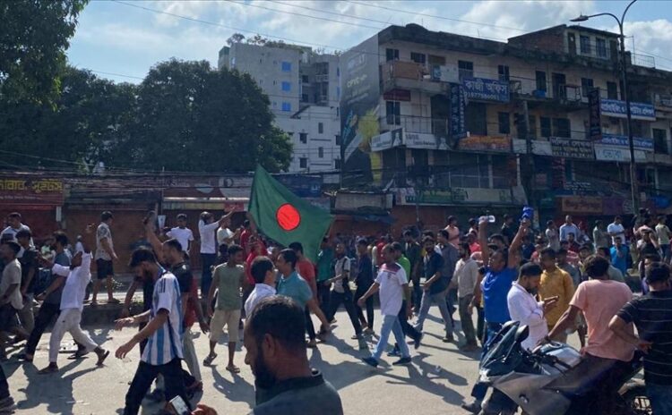 Bangladeş'te protestolar 15 yıllık iktidarın sonunu getirdi: Başbakan kaçtı