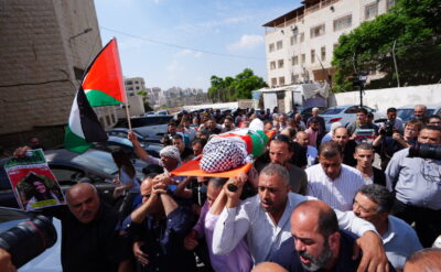 İsrail’in öldürdüğü Ayşenur’un cenazesi Nablus’ta kefiyelere sarıldı, omuzlar üstünde taşındı