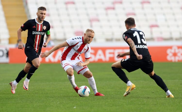 Gol sevinci Sivasspor'a pahalıya patlıyordu: 10 kişiyle üç puan