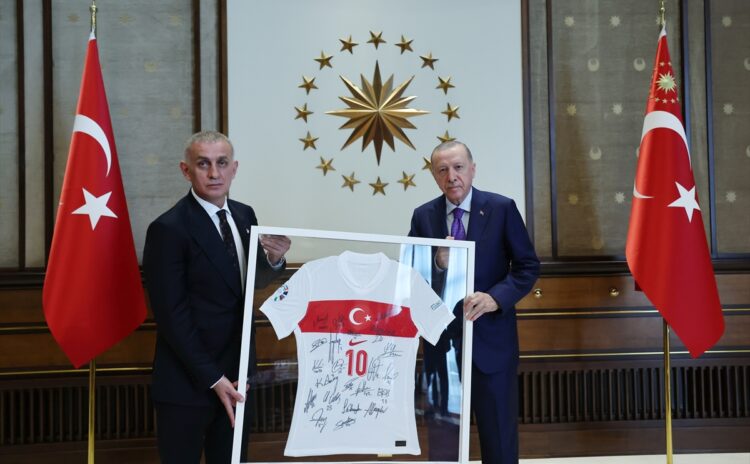 Cumhurbaşkanı Erdoğan, TFF Başkanı Hacıosmanoğlu ve yönetim kurulu üyelerini kabul etti