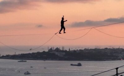 İp üstünde yürüyüp kıta değiştirdi: İstanbul Boğazı’nda inanılmaz görüntüler