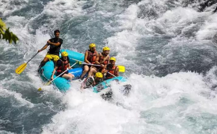 Antalya'da rafting heyecanına yerli turist ilgisiz: Türkiye'de yaşamanın adrenalini yetiyor olmalı