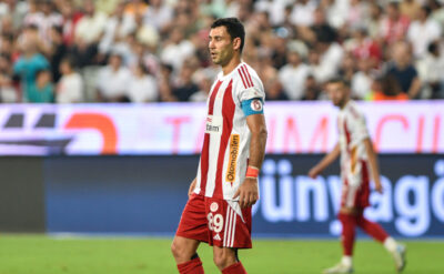 20 yıl önce dizinden vurulmuş, ‘yürüyemezsin’ denmişti; Veysel Sarı kariyerinin 400’üncü maçına çıktı