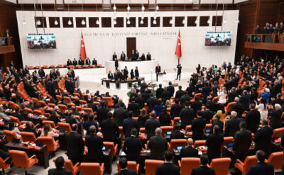 Meclis ilk gün medeni biçimde açıldı ama bu medeniyet yadırganıp haber oldu, hatta polemik konusu oldu