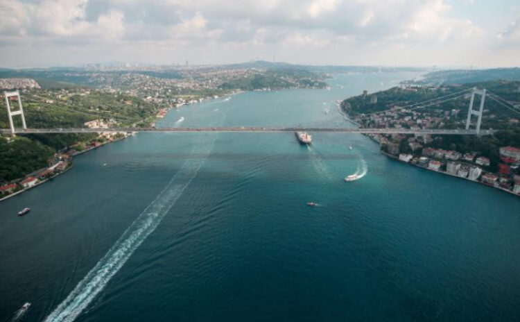 İstanbul Boğazı'nda gemi trafiği askıya alındı