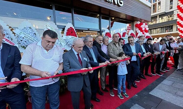 Rize’de Burger King açılışı yapmışlardı: O AK Partililer disipline sevkedildi