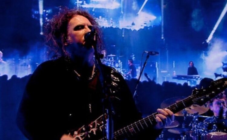 The Cure grubunun solisti Robert Smith eserleri hayır kurumu için müzayedede