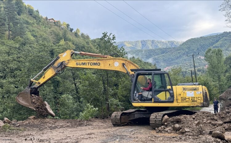 Artvin’de heyelan: Bölgedeki evler tahliye ediliyor