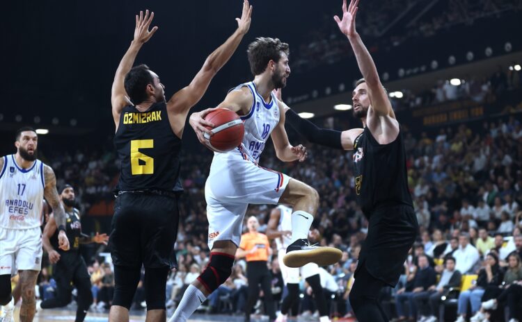 Anadolu Efes yenilmezliği Mersin'de korudu