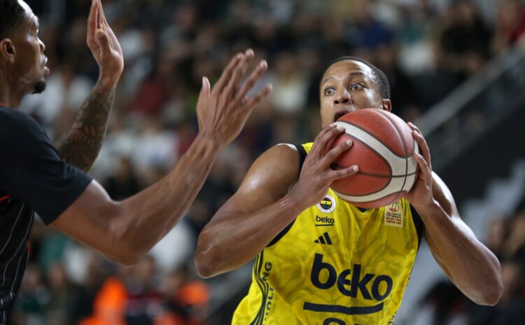 Fener'de guard kalmadı: Eli kırılan Devon Hall ameliyat edilecek