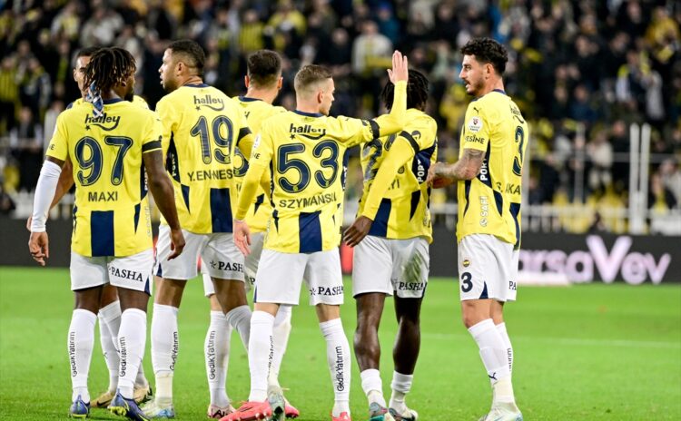 Kadıköy'de telafi gecesi: Fenerbahçe'den dört golle özür diledi