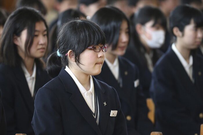 Bırakın çocuk yapmayı, Japonlar öpüşmüyor bile