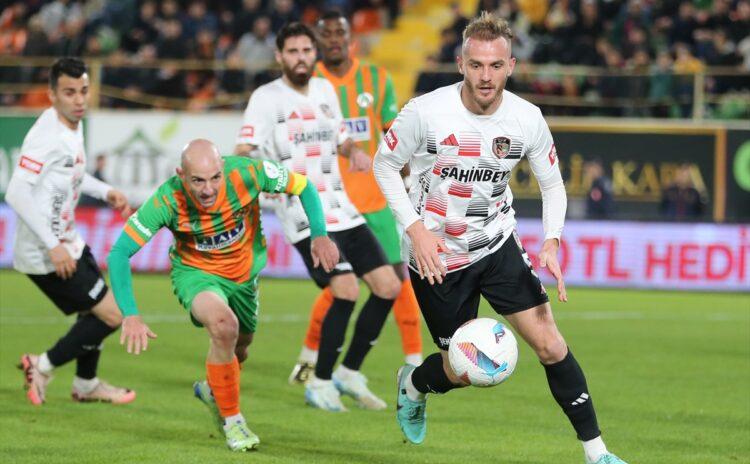 Alanyaspor ikinci yarıda gelen gollerle kazandı