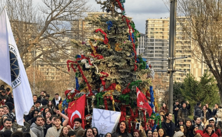 Yıl olmuş 2025, üniversitede yılbaşını kutlayalım kutlamayalım kavgası var