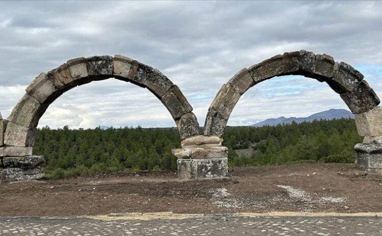 Uşak'taki Blaundos antik kentinin binlerce yıllık su kemerleri ayağa kaldırılıyor