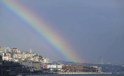 Hava kapalı ama yine de gökkuşağı görmek güzel