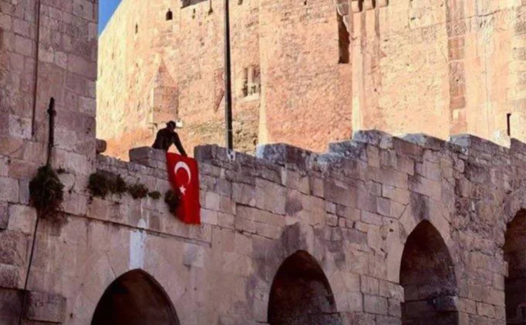 Gaziantep plakalı arabayla geldi, Halep kalesine Türk bayrağı asıp poz verdi, sonra gitti