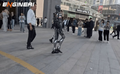 Aaa, sokakta aramızda bir robot dolaşıyor