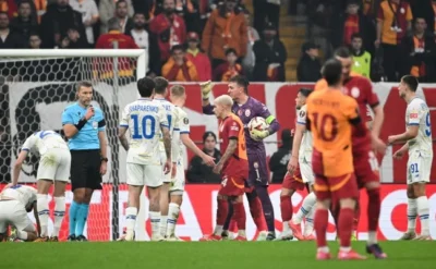 Galatasaray’a iki ağır şok: Bir aydır maç oynamayan takımdan 3 gol yediler, taraftar ilk kez Muslera’yı yuhladı