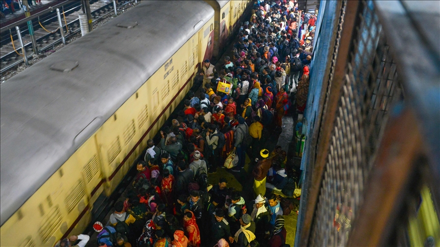 Hindistan’da tren istasyonunda izdiham: 18 kişi öldü