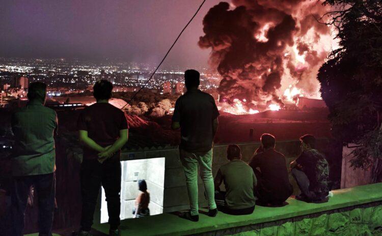Gece kulübünde füzelere bakıp dans etmek