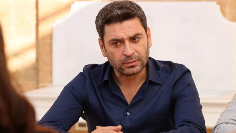 Reyting rekortmeni Uzak Şehir’in başrolüne ‘Yılın Erkeği’ ödülü