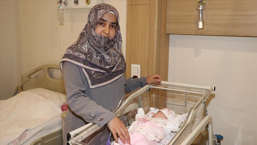 465 gram doğan ve ‘Yaşamaz’ denen Hüma bebek anne kucağına kavuştu