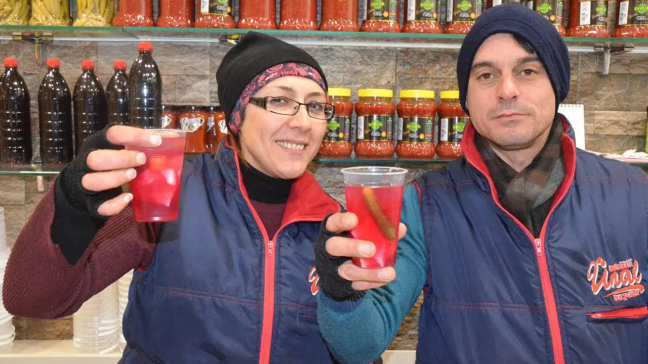 ‘Neşeli Günler’ filmi gerçek oldu: Eski eşinin karşısına turşucu açtı