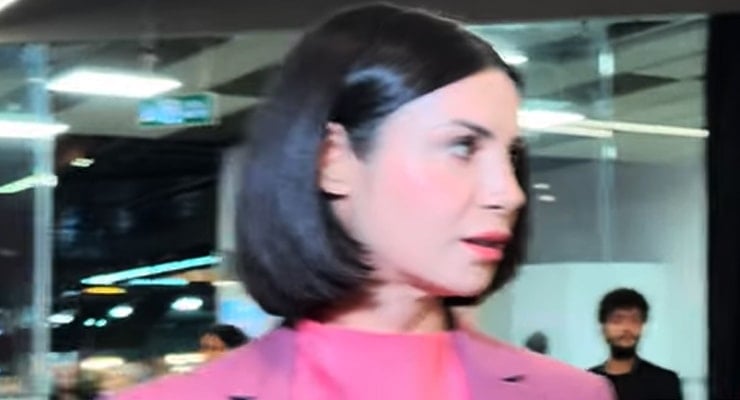 Sevgilisinin arkasından bakakaldı