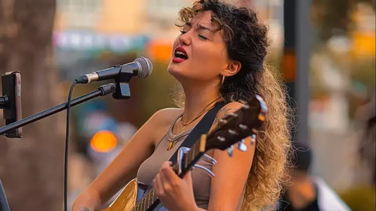 Eda Tat: Sesimi çalıp yapay zekâyla ürettikleri şarkıyı milyonlar dinliyor