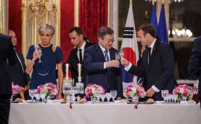 Élysée Sarayının porselen tabaklarını çalmış