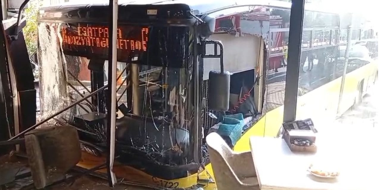 Otomobille çarpışan halk otobüsü börekçiye daldı: Dört yaralı var