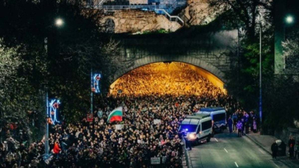 On binler sokağa çıkınca bütçe tasarısı geri çekildi