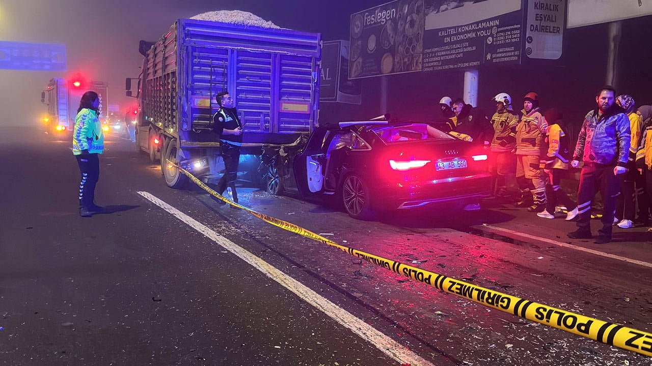 Otomobil TIR’a çarptı: Dört kişi hayatını kaybetti